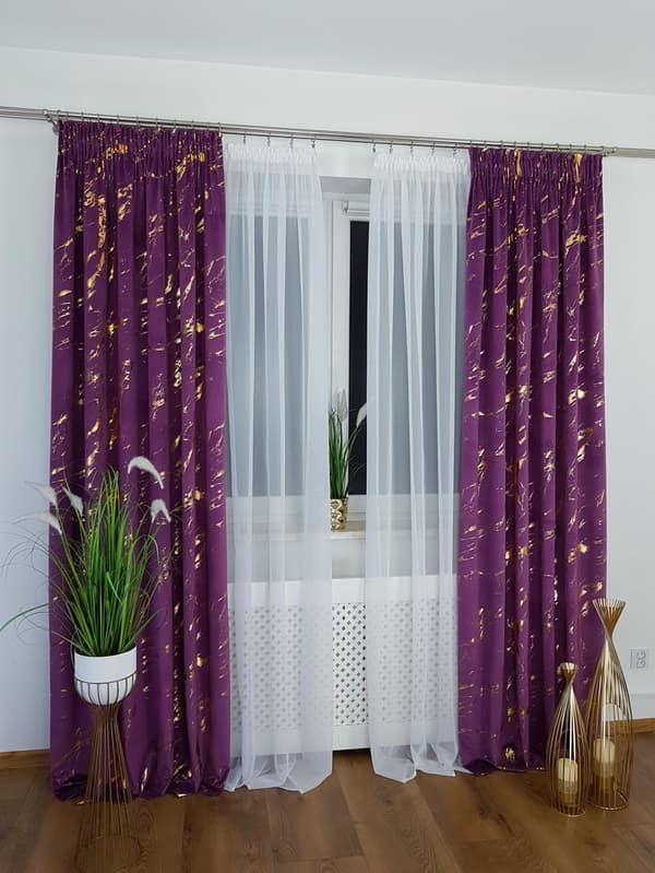 Samettiverho violetilla marmorikuviolla