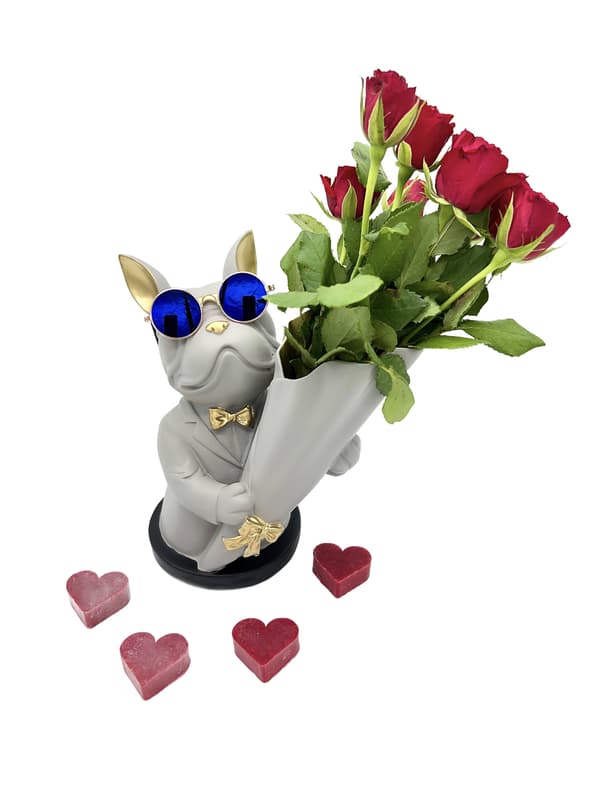 Vase med grå bulldog