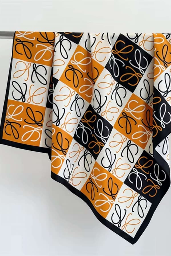 Dametørklæde 90x90 med bogstavmønster - ravgul og sort tern med monogram