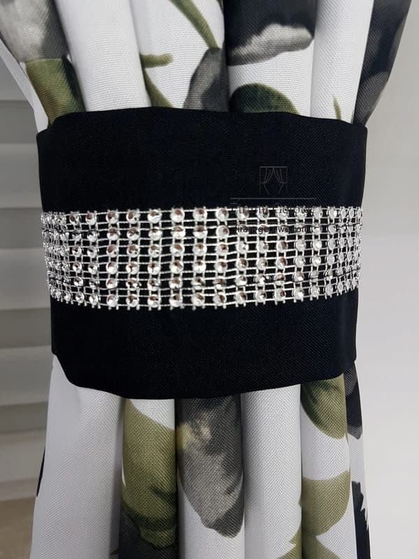 Et moderne sæt gardiner, draperinger og et åbent panel - sort