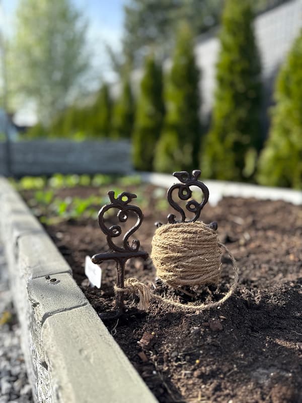 Gjutjärnsskylt för blomsterrabatter