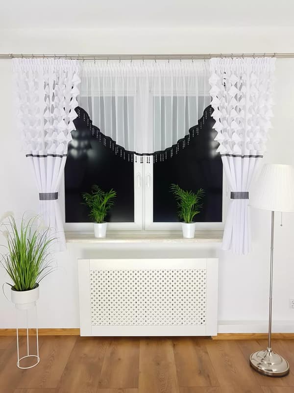 Fönsterset med panel, färdig gardin