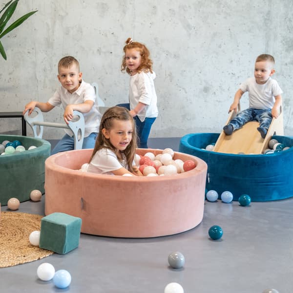 KiddyMoon plastikbolde 7 cm pastelbeige-laksehvide 100 legetøjsbolde sæt