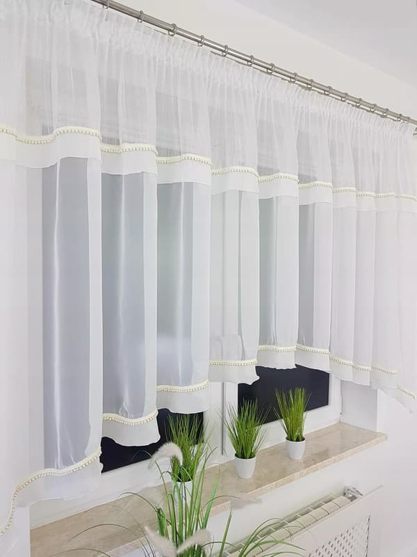 Färdig gardin med pärlor och volanger