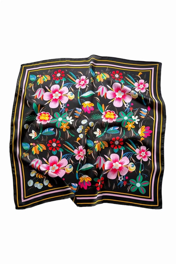 Satintørklæde 70x70 cm - blomster på sort baggrund