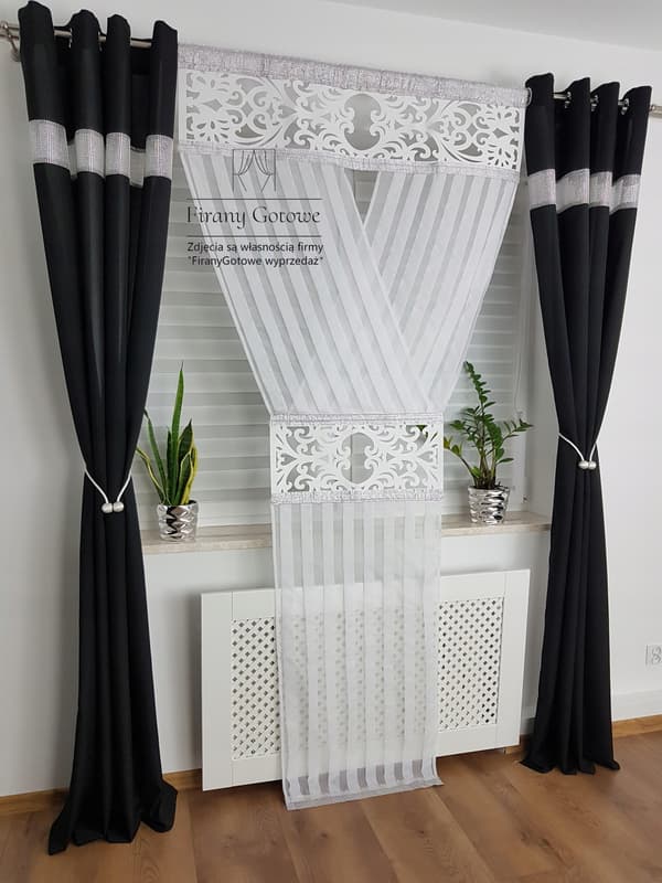 Dekorativ panel med strass och öppningar 250 cm