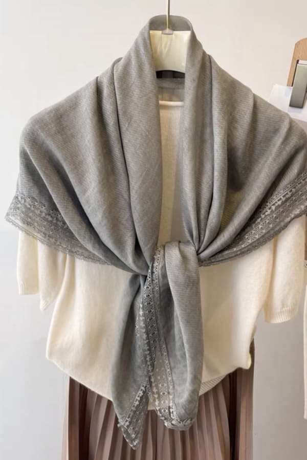 Grå bomullshalsduk med spets - 100x100 cm, ett elegant accessoar