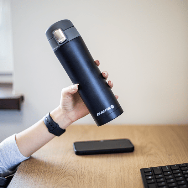 Harmaa 400 ml termosmuki lukolla ja suukappaleella
