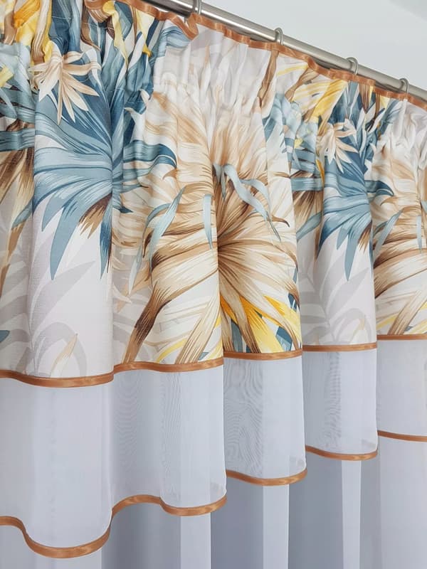 Færdig gardin med draperier og broderi - brun