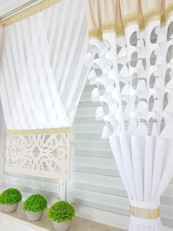 Dekorativ panel med gardiner - beige