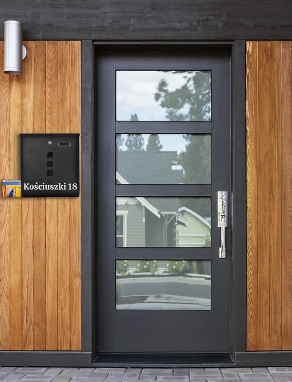 Hansin musta postilaatikko kaiverruksilla