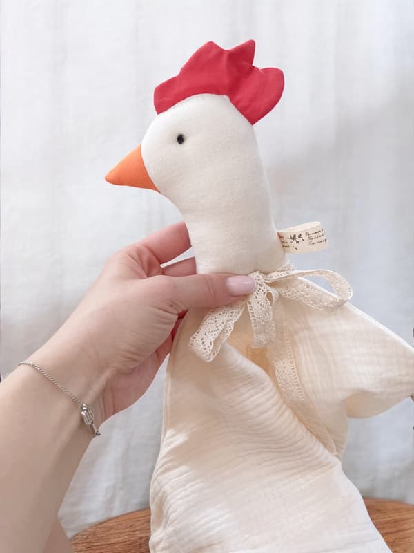 Käsintehty musliinipehmolelu HEN LATTE