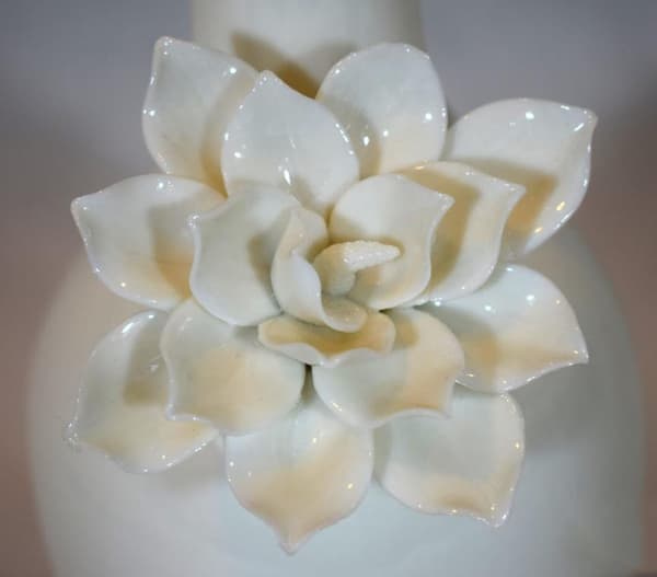 Hvid, delikat blomstervase, mål 20x10 cm