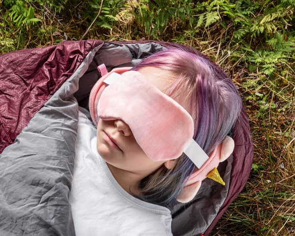 UNICORN-matkatyyny silmänaamiolla