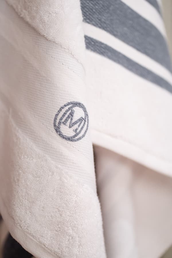 Monogram Linea Håndklæde 50x100cm Lysegrå / Officine Monogram