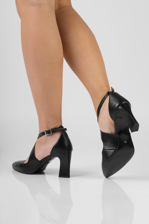 Sorte pumps med stropper på blokhælen Iga 36