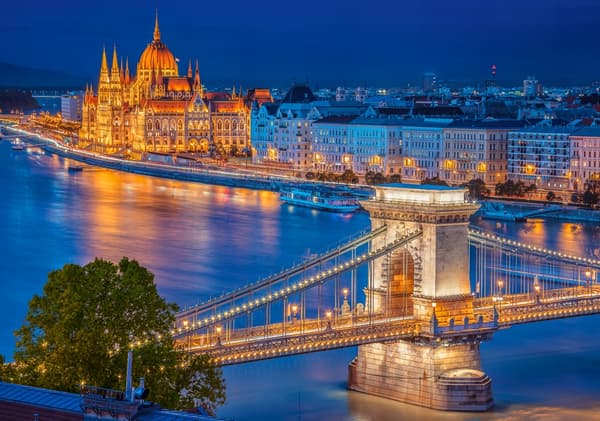 PALAPELIPELI 500 B-53940 Budapest yöllä