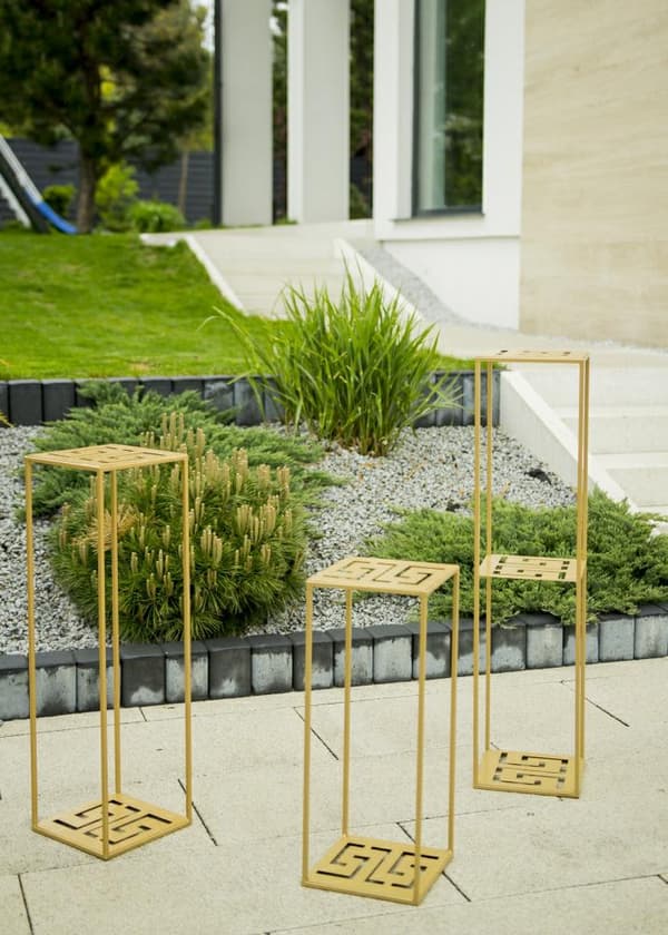 Modern stående blomställning 100 cm guld
