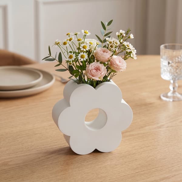 Vit dekorativ vas i form av en blomma, modern design