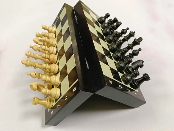 Mini sort magnetisk rejseskakspil 20x20cm