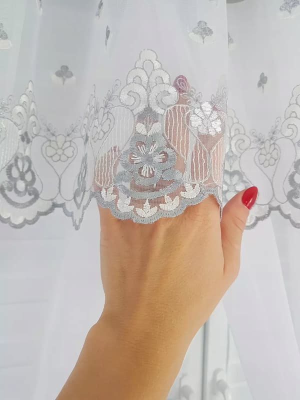 Broderad gardin dekorerad med rosetter - ljusgrå