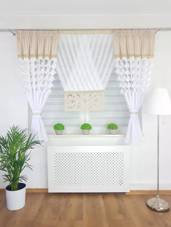 Dekorativt panel med gardiner - beige