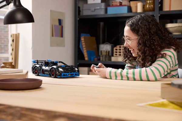 LEGO Technic Porsche GT4 e-Performance Racerbil 834 Elementer (42176)