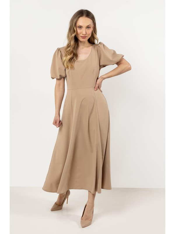 Utsvängd midiklänning med halsringning och korta ärmar - beige S
