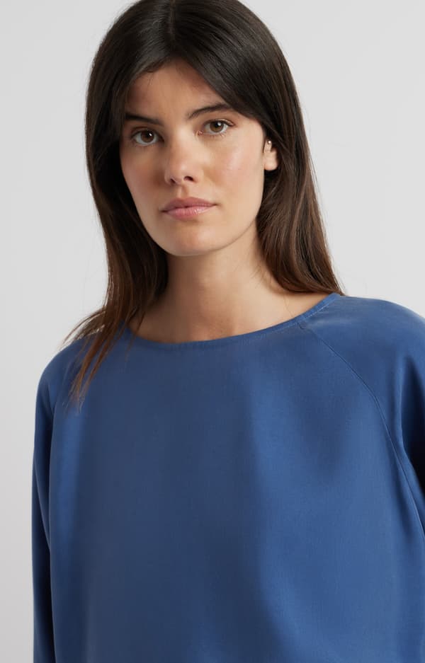 Ensfarvet bluse 40