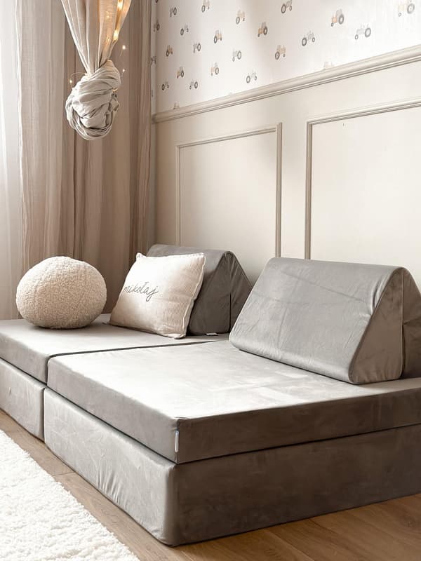 Liten triangel till den sammetsgrå soffan