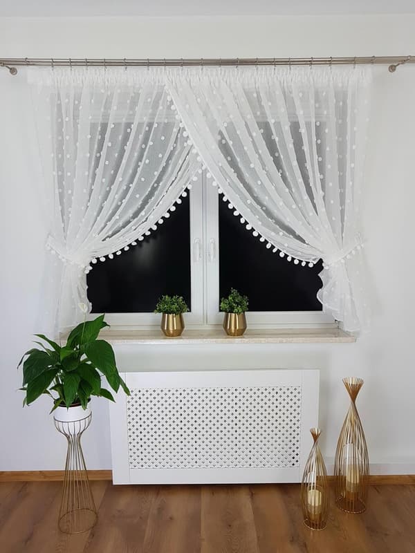 Færdiglavet gardin med pompoms 300x150cm