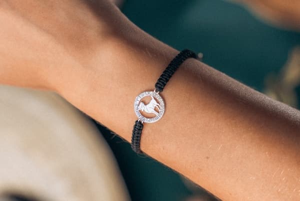 Armbånd med stjernetegnet Vædderen, sølv på sort makrame