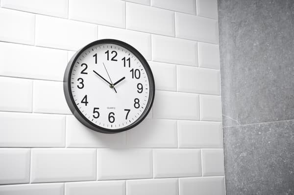 Kello, joka kääntää aikaa taaksepäin