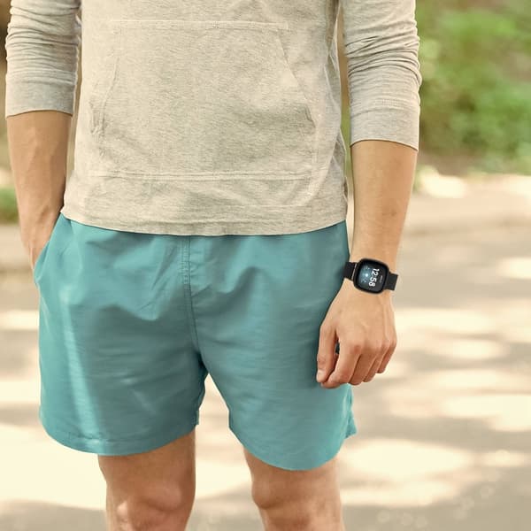 Ranneke Fitbit Versa 4 / Sense 2 -rannekkeelle, musta