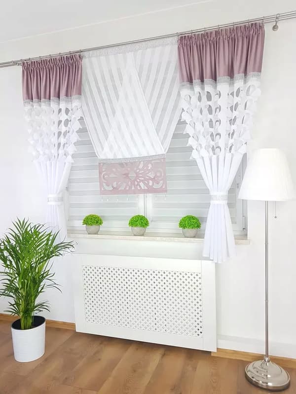 Dekorativ panel med pastellrosa gardiner