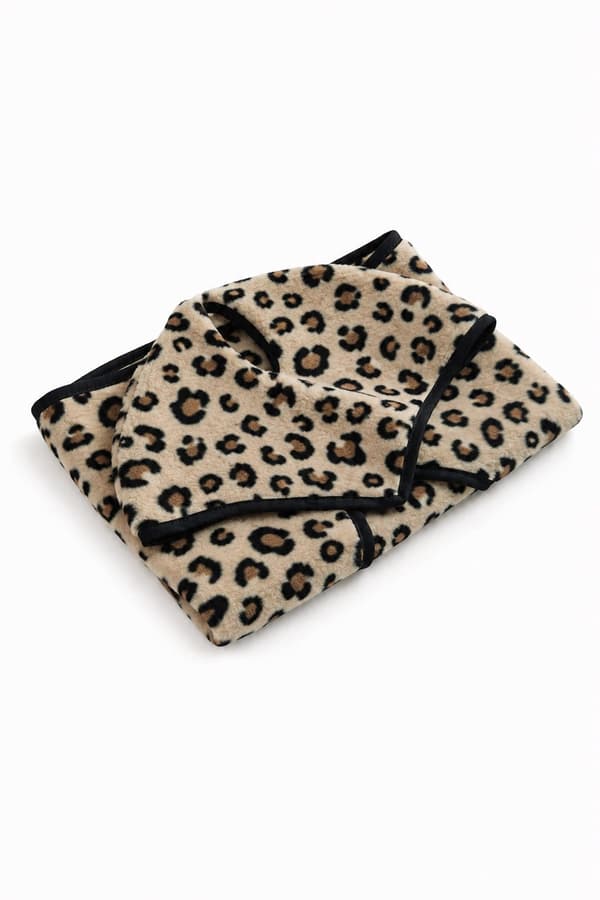 Käpphäst A3-set: Fleecetäcke + Hörselkåpor - Beige Leopardmönster