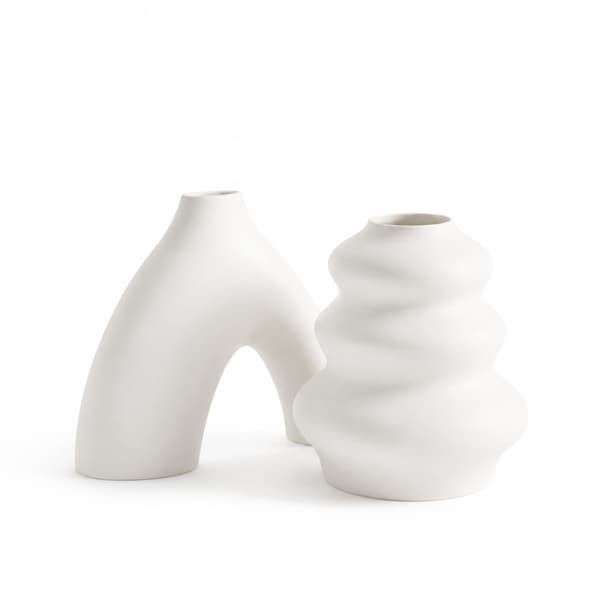 Et moderne sæt med 2 dekorative hvide vaser med et minimalistisk design.