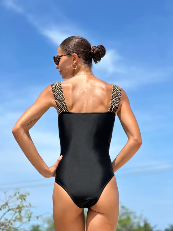 Dame badedragt med brede stropper, strandsort Dame badedragt med brede stropper, strandsort