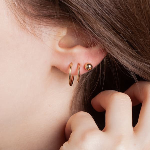 Guldfärgade örhängen med kulor 5mm