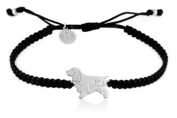 Armband i silverfärgad makramé med cocker spaniel