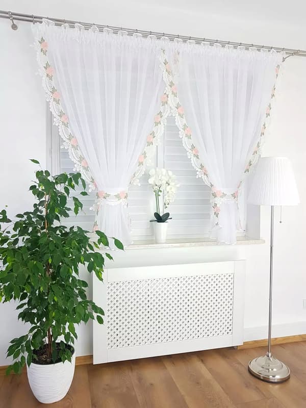 Gardin med broderad guipure