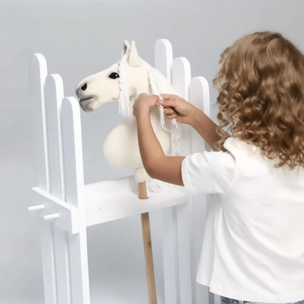 Vit hestehoved hestehobbyhest med plads medium