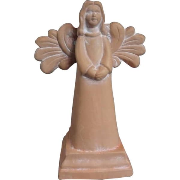 En stor lerfarvet englefigur