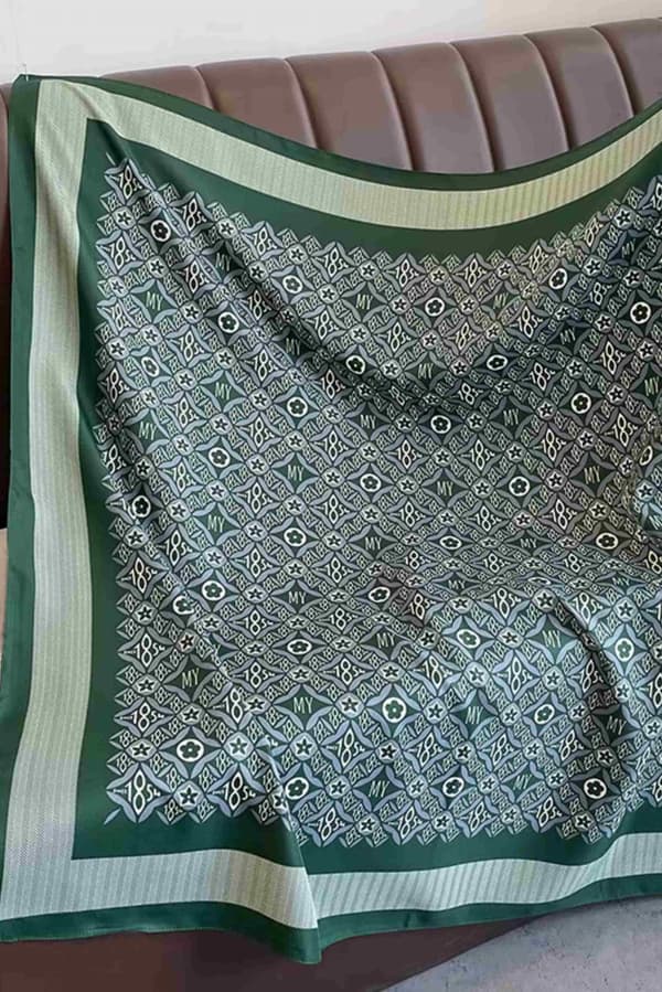Grön halsduk för kvinnor 90x90 - geometrisk elegans i flaskgrönt