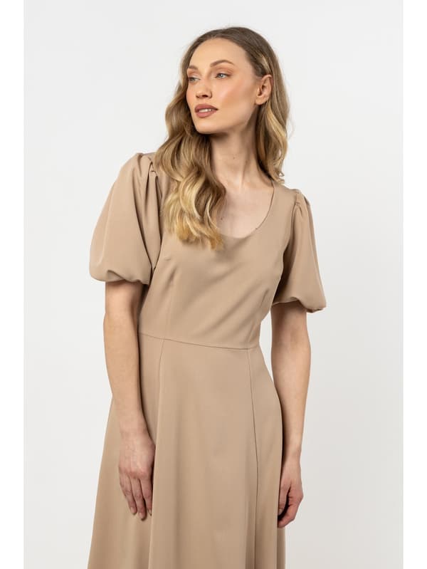 Utsvängd midiklänning med halsringning och korta ärmar - beige M