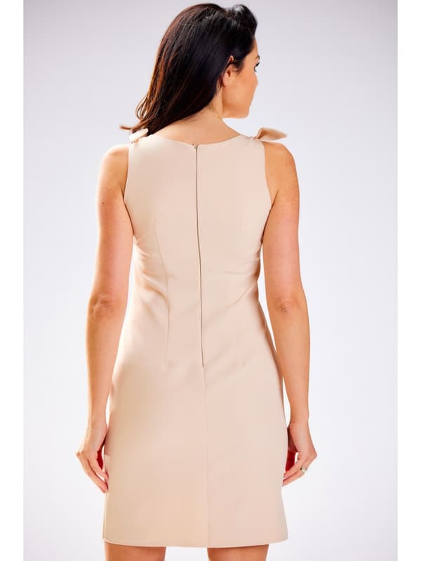 Elegant, åtsittande klänning med V-ringning, beige M