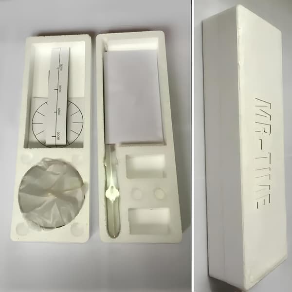 3D-väggklocka i silver, modern, stor, dekorativ, för inomhusbruk.