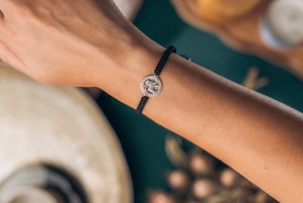 Armbånd med stjernetegnet LØVEN, sølv på sort makrame