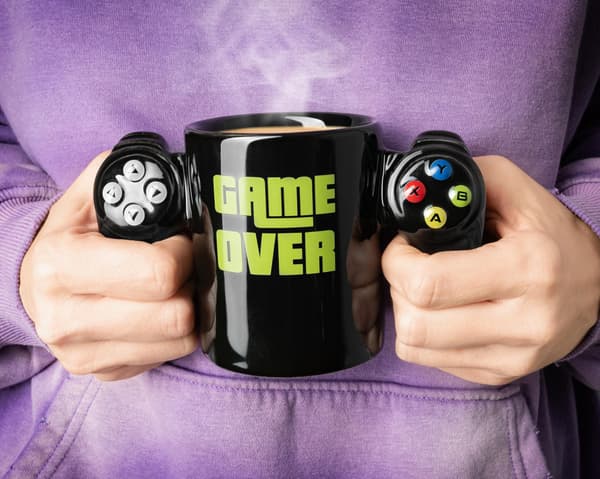 GAME OVER SÆT: krus, bordskåner, nøgleringe