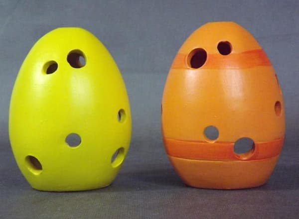 Keramikägg med gul kaninklykta 10x7 cm